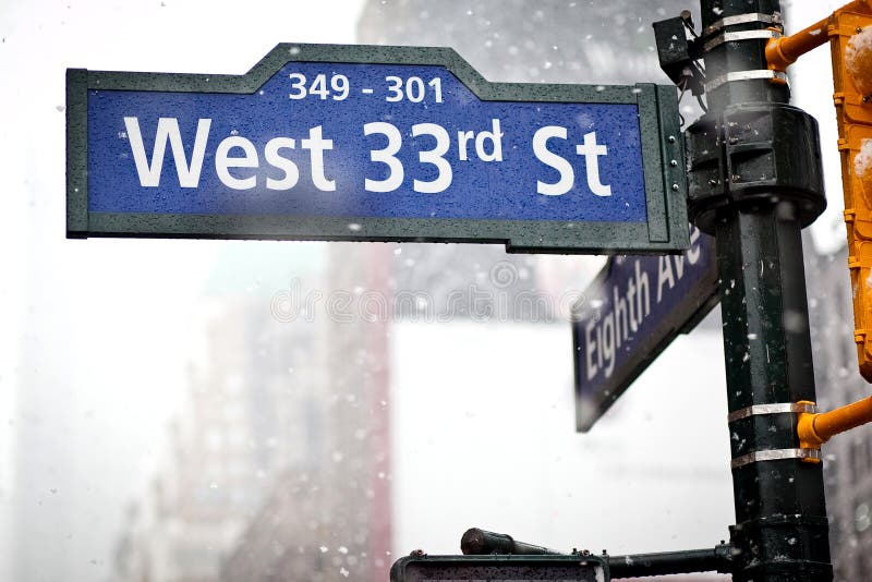 direction-sign-new-york-18051748.jpg