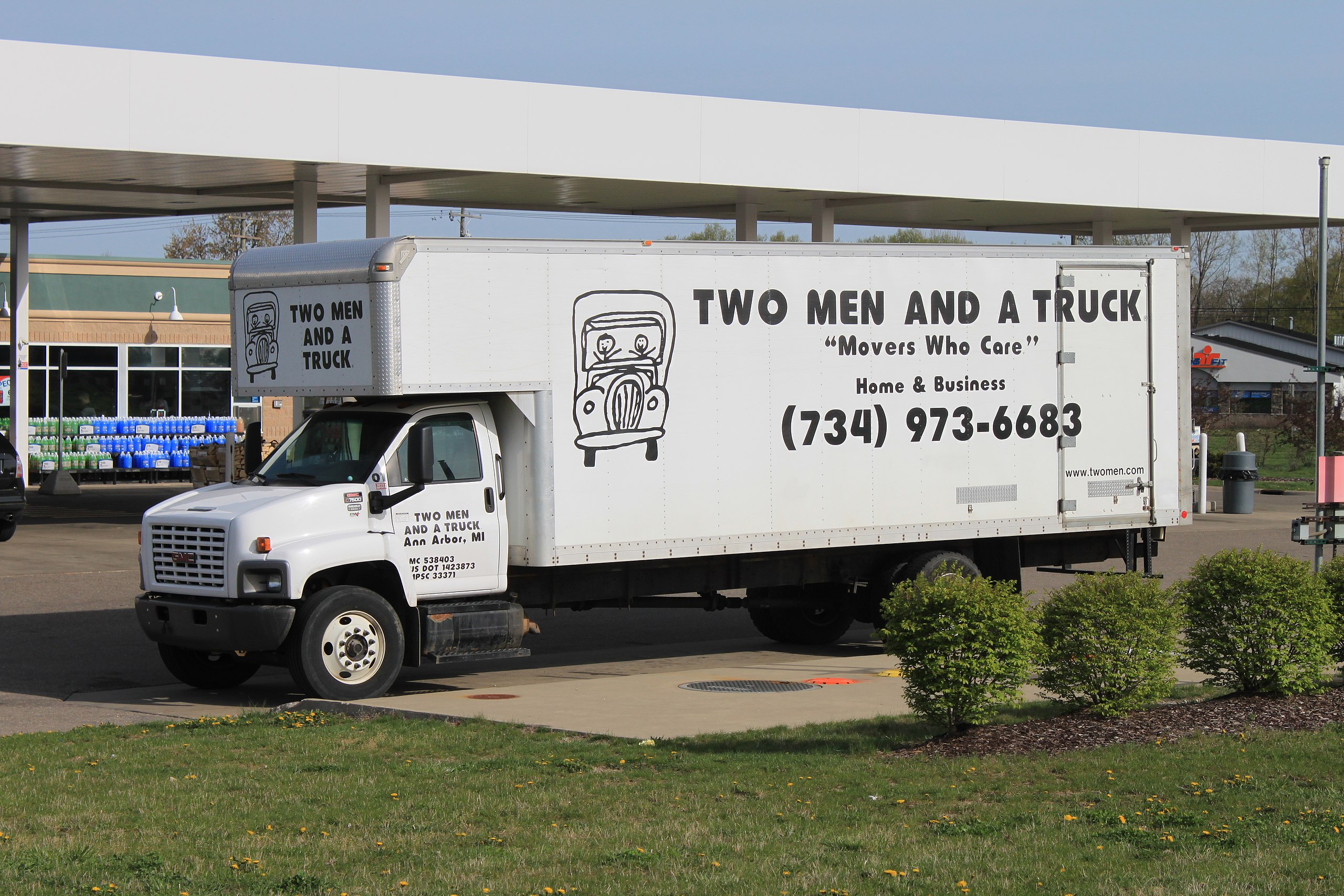 2560px-Two_Men_And_A_Truck.JPG